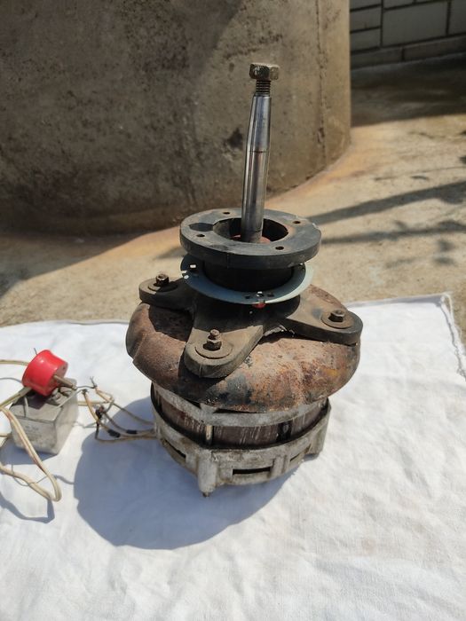 Електродвигун від радянської центрифуги пральної машини