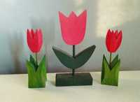 Trzy dekoracyjne drewniane tulipany. Skandynawskie handmade 1980.