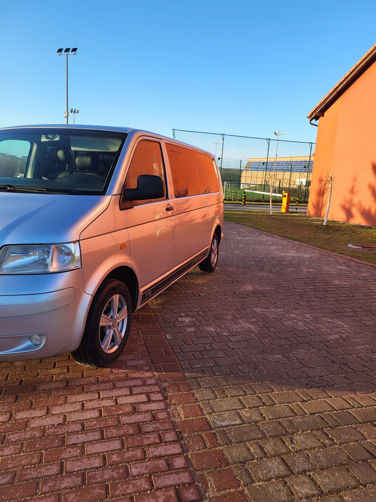 Wynajem Wypożyczenie Busa VW Caravelle T5 1.9 TDI Long 9 Osob Klima