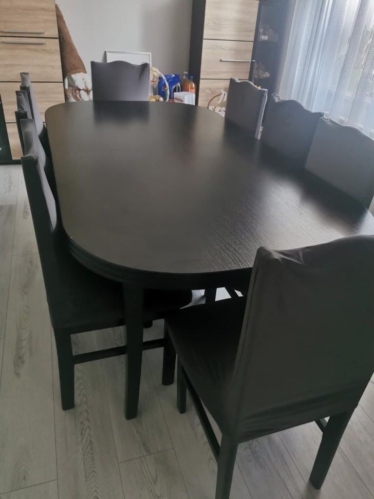 Stół do salonu z krzesłami
