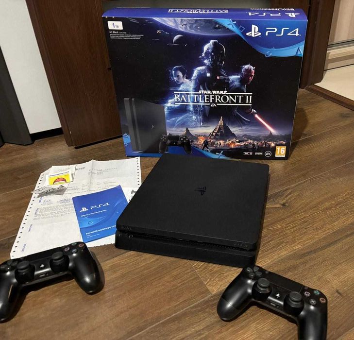 Konsola Sony Playstation 4 slim + dwa pady + gra oryginalny komplet