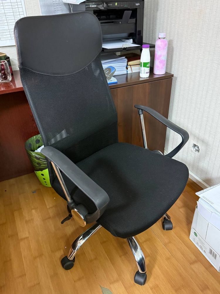 Офісне крісло у відмінному стані