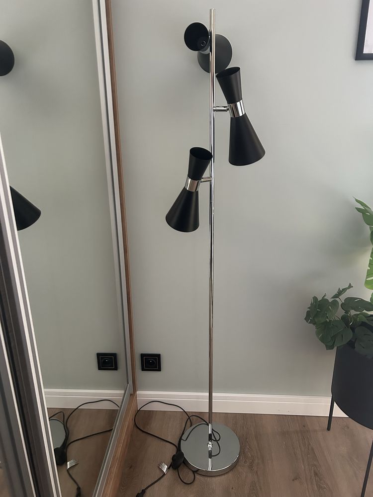 Lampa stojąca czarna