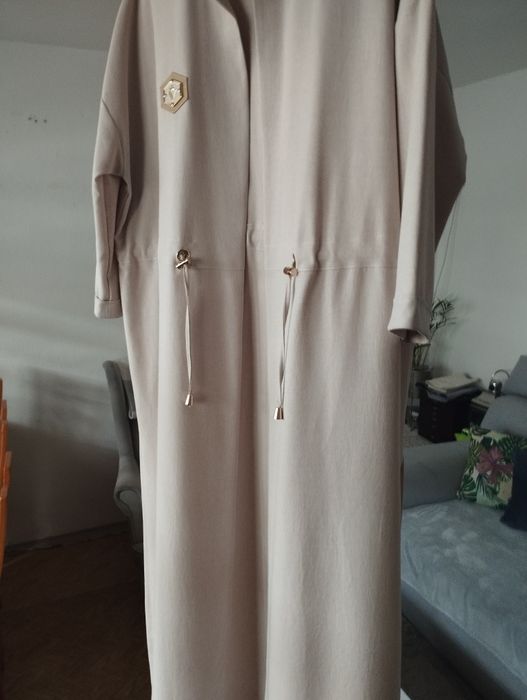 Piękna jasna narzutka damska