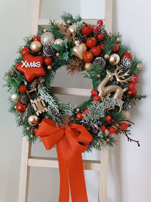 Wianek bożonarodzeniowy czerwono złoty na drzwi. Podświetlenie
