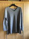 Szary sweter oversize
