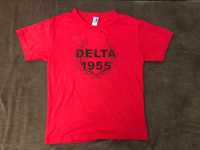 Czerwona koszulka klubowa Delta Warszawa w rozmiarze 7-8 lat.
