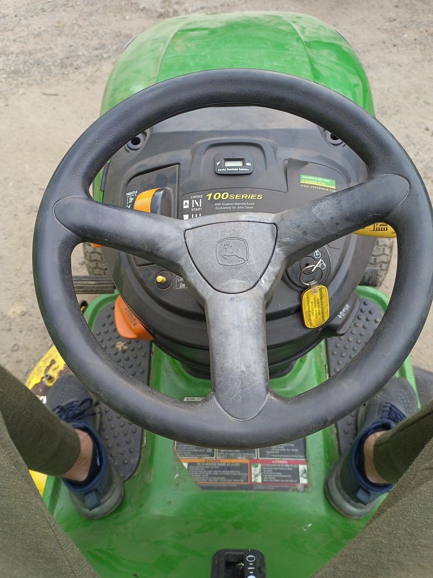Kosiarka traktorek John Deere D130 Hydrostat 22hp V2