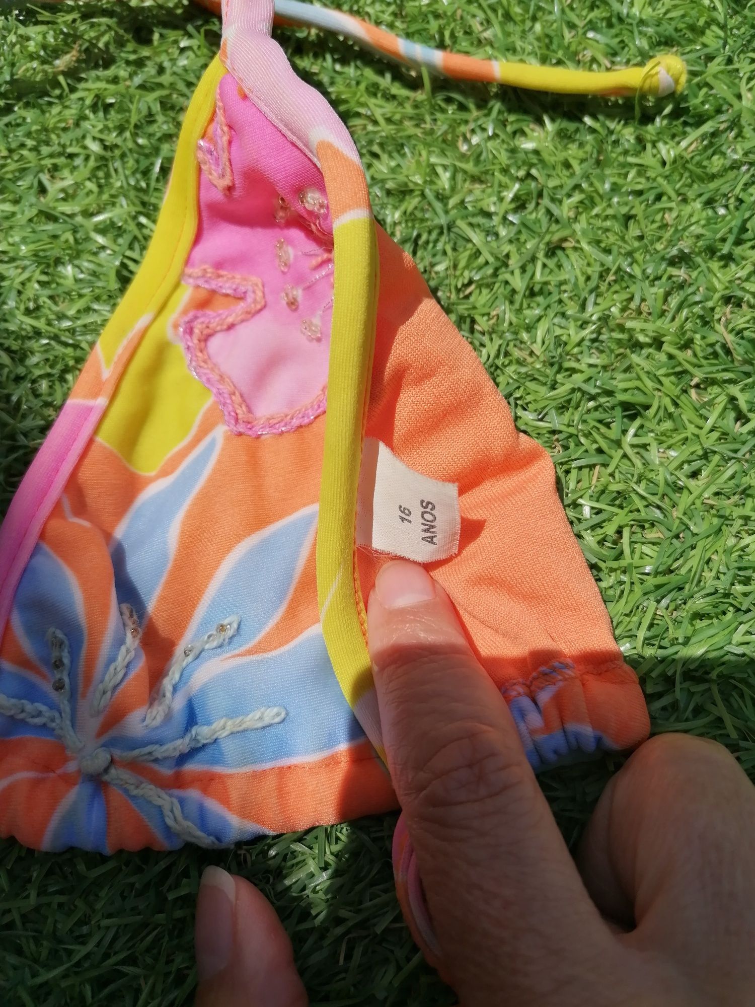 Bikini laranja com missangas