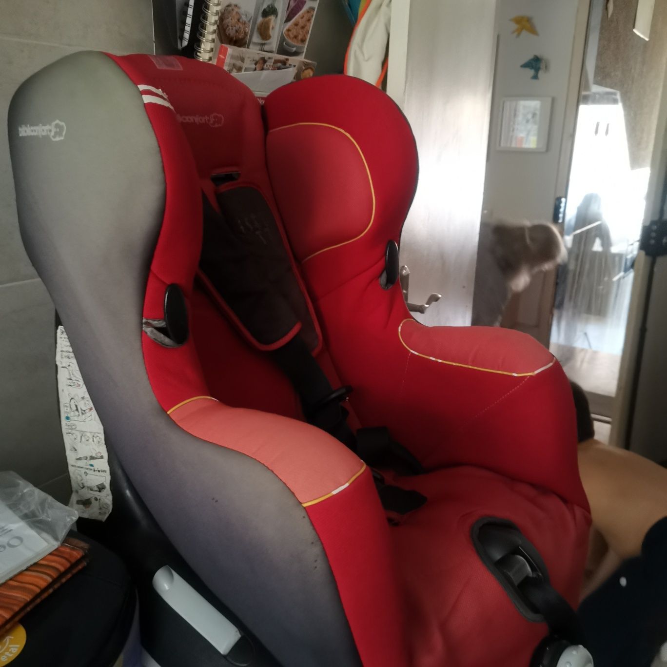 Cadeira auto bebé vermelha bebeconfort