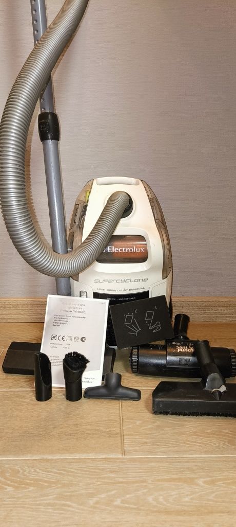 Пылесос Electrolux turbo.