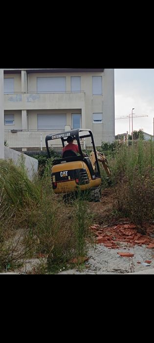 Limpeza de terrenos/jardins/trabalho de giratória/remoçã de entulhos