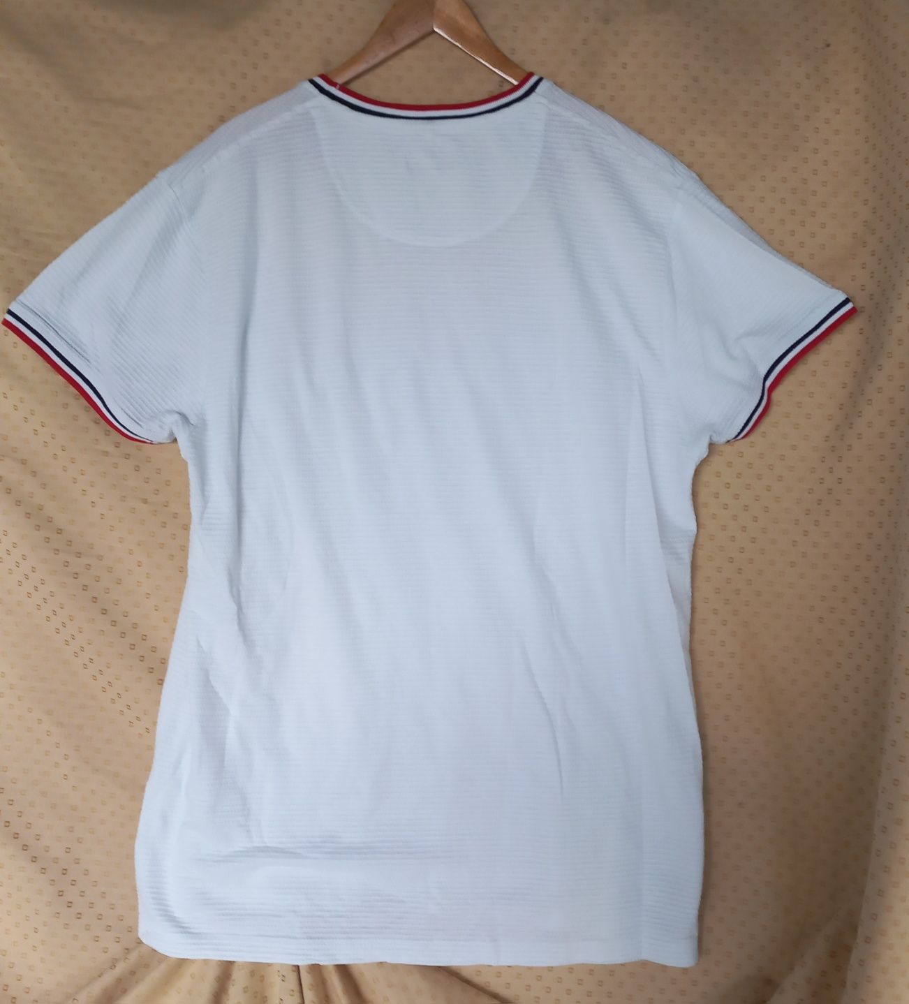 T-shirt unisexo branca riscas gola e mangas