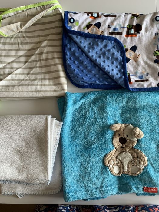 Zestaw kocyków mata nieprzemakalna dla chłopca niebieskie minky