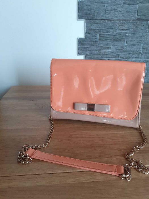 Sprzedam lakierowaną torebkę