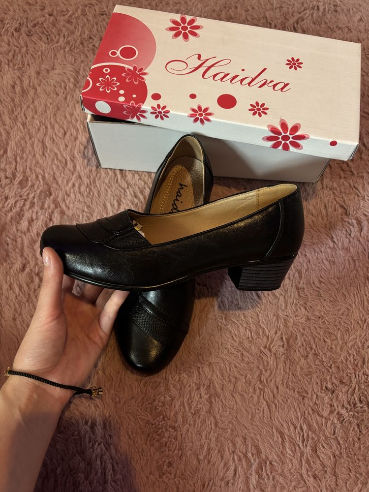 Buty na lekkim obcasie, słupku