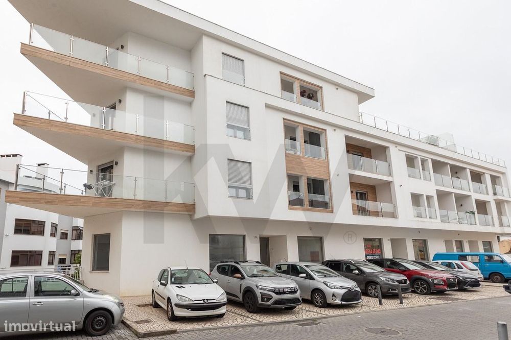 Espaço Comercial com Montra Excepcional e 2 Pisos em Queijas