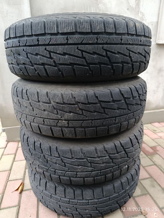 Зимова резина 215/65 R-16.