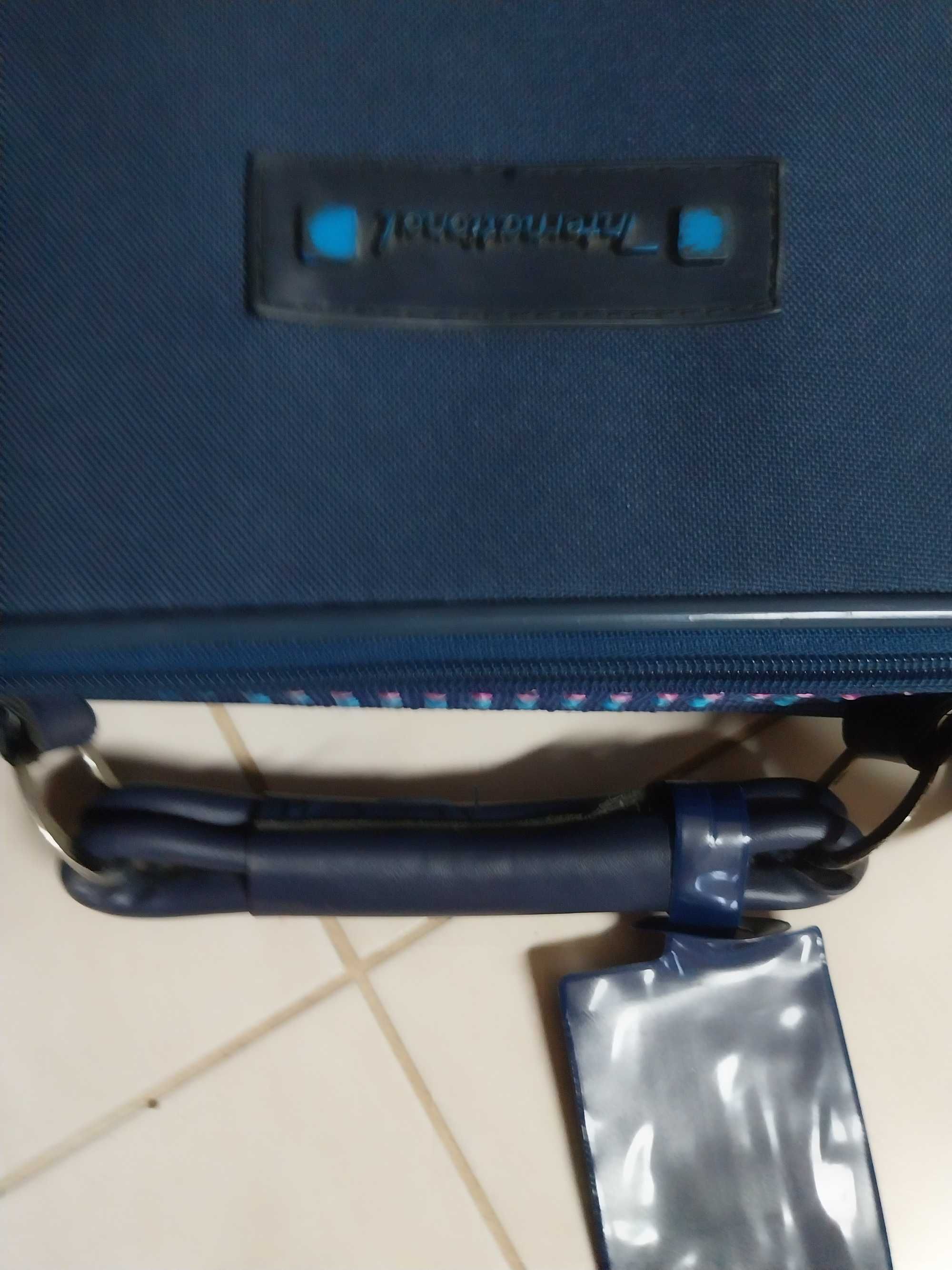 Mala de viagem Azul, com rodas, em muito bom estado. International