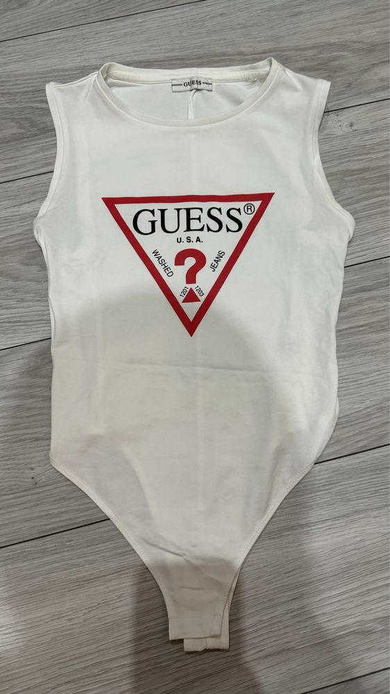 Śliczne body oryginalne guess białe z dużym logo rozm.XS