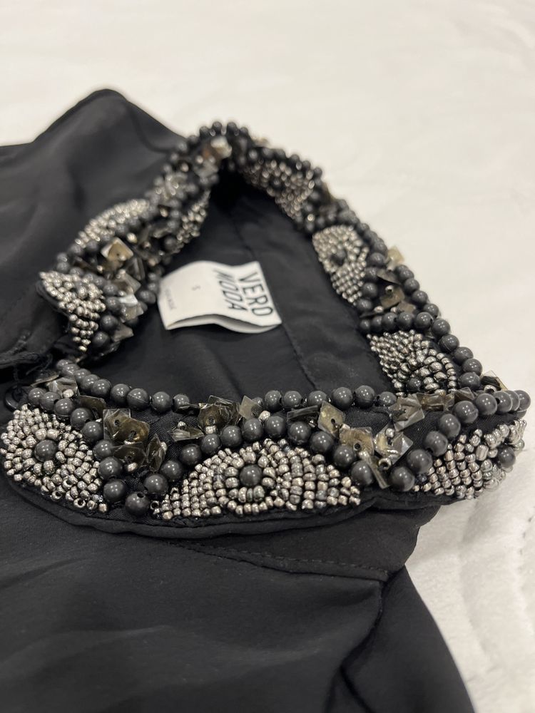 Czarna koszula z eleganckim kołnieżem s vero moda