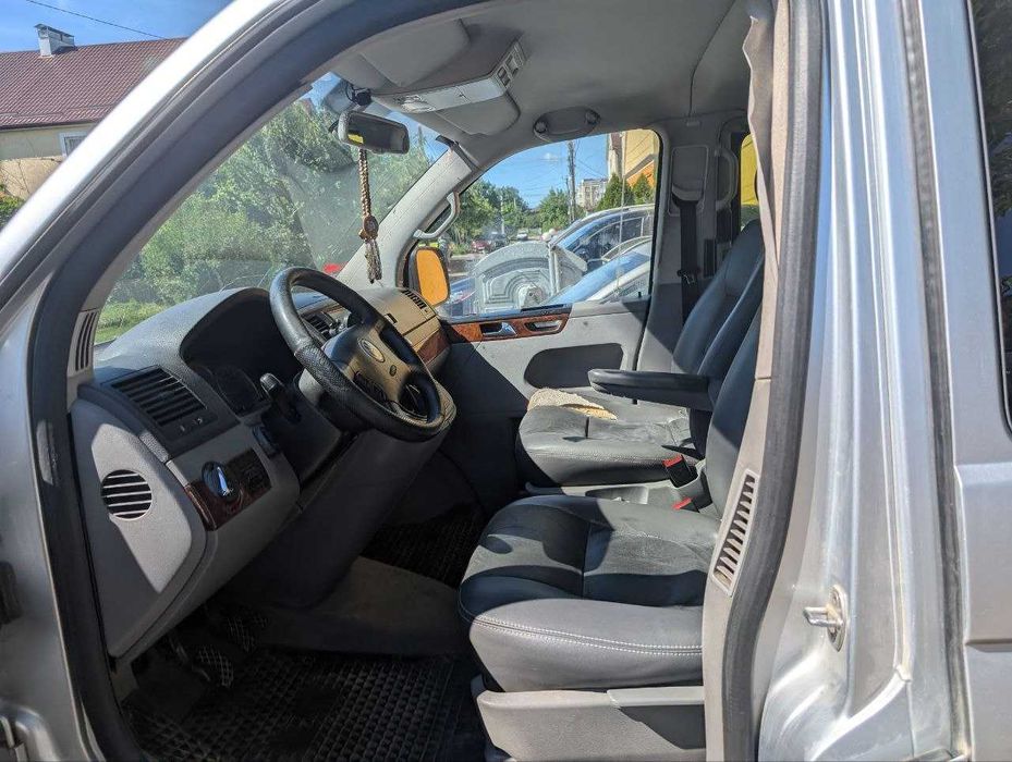 Продаєця автомобіль