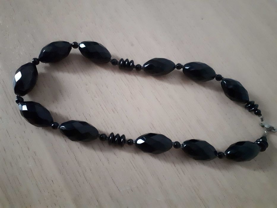 eleganckie korale czarne