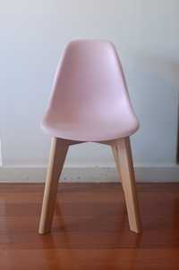 Cadeira de criança cor de rosa