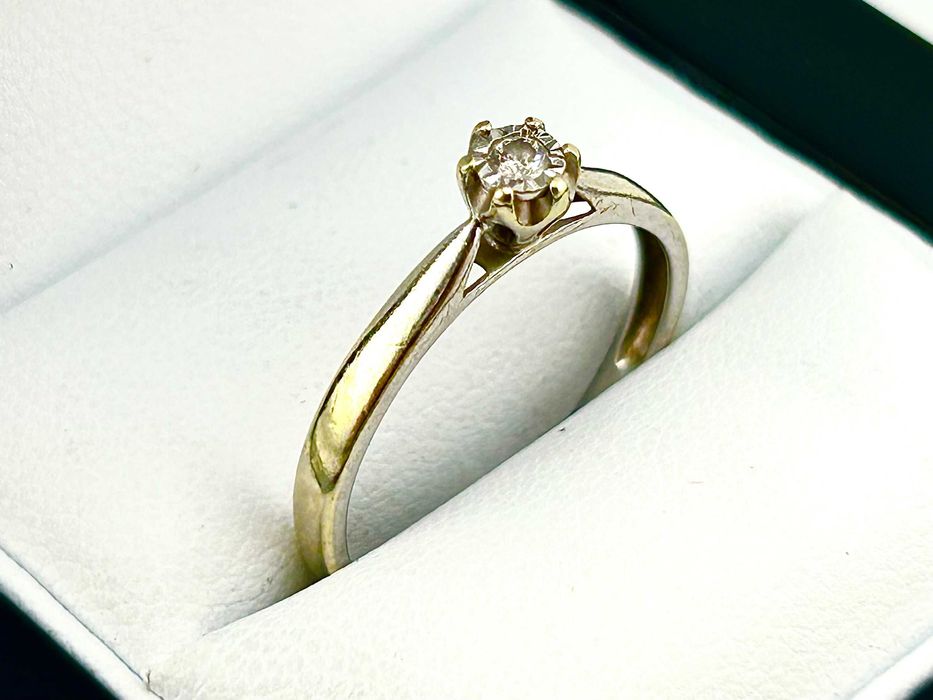 Złoty pierścionek z diamentem (APART) 1,72 g PR.585 14K R.16