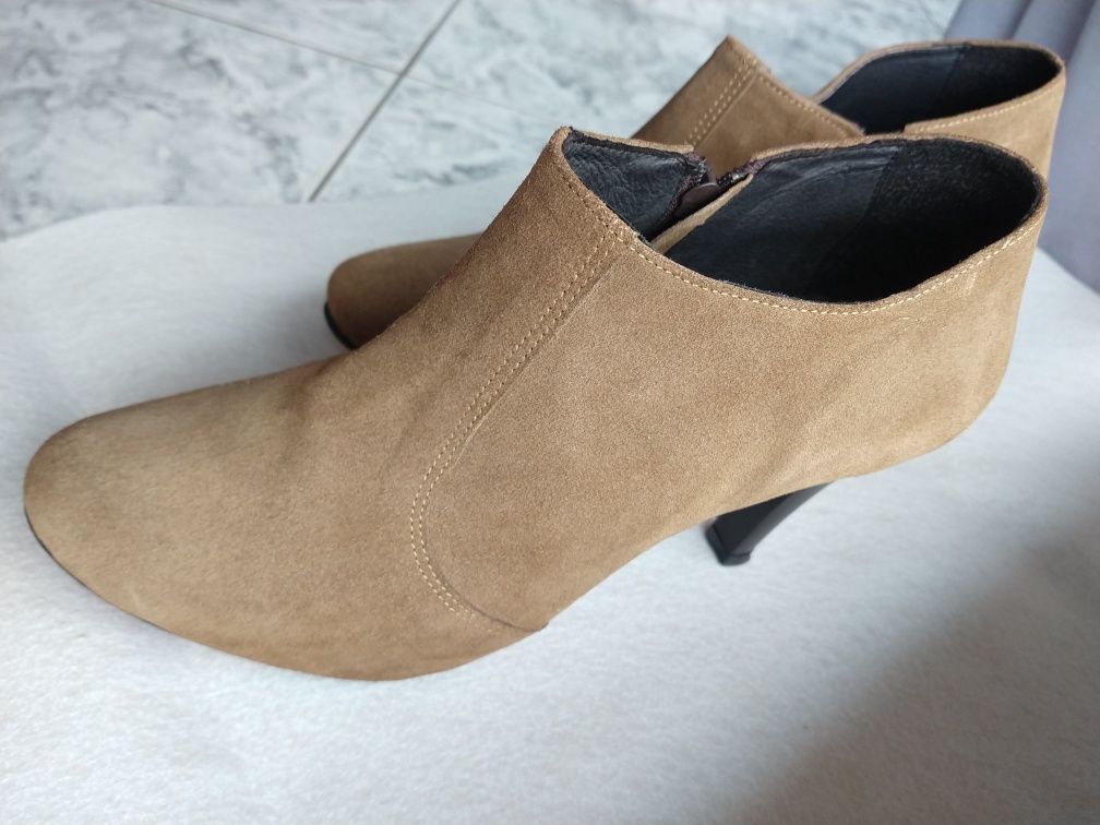 Botins em camurça/pele, cor bege, feitos em PT, tamanho 40