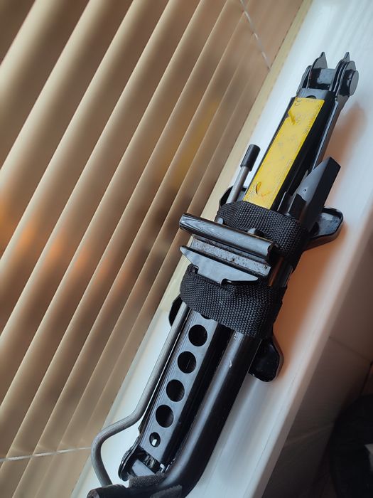 Продам домкрат з ключем