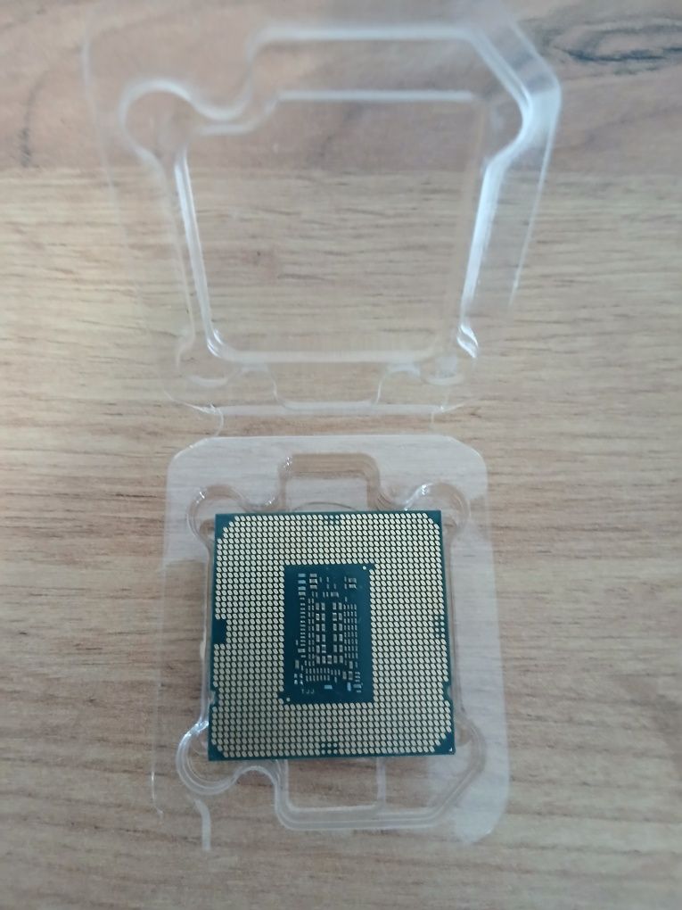 Procesor Intel Core i3 10100  z nowym radiatorem