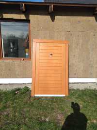 Drewniane uchylne  drzwi do garażu komórki