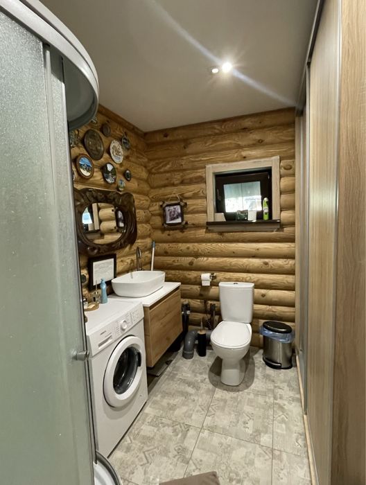 Гарний будинок з каміном!