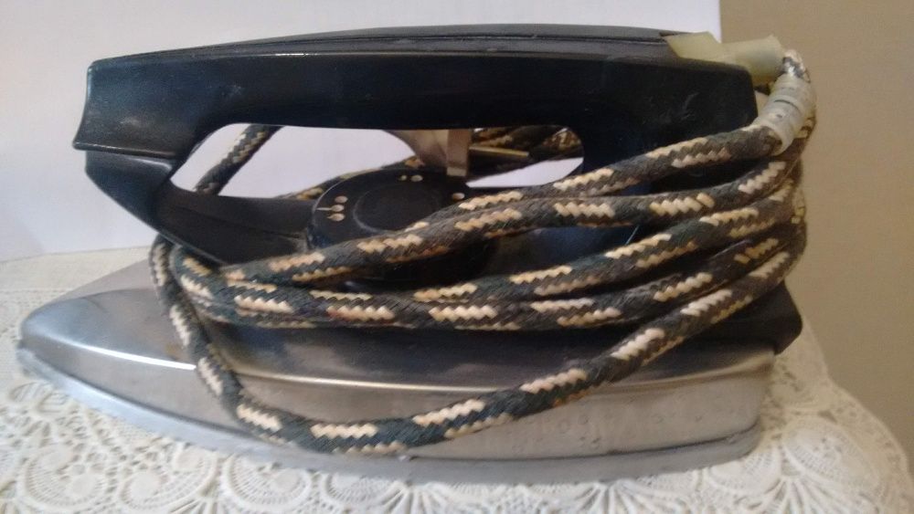 утюги не рабочие из СССР ( на запчасти)