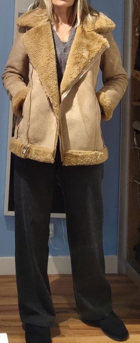 Casaco pêlo camel e Casaco couro ambos Stradivarius castanho