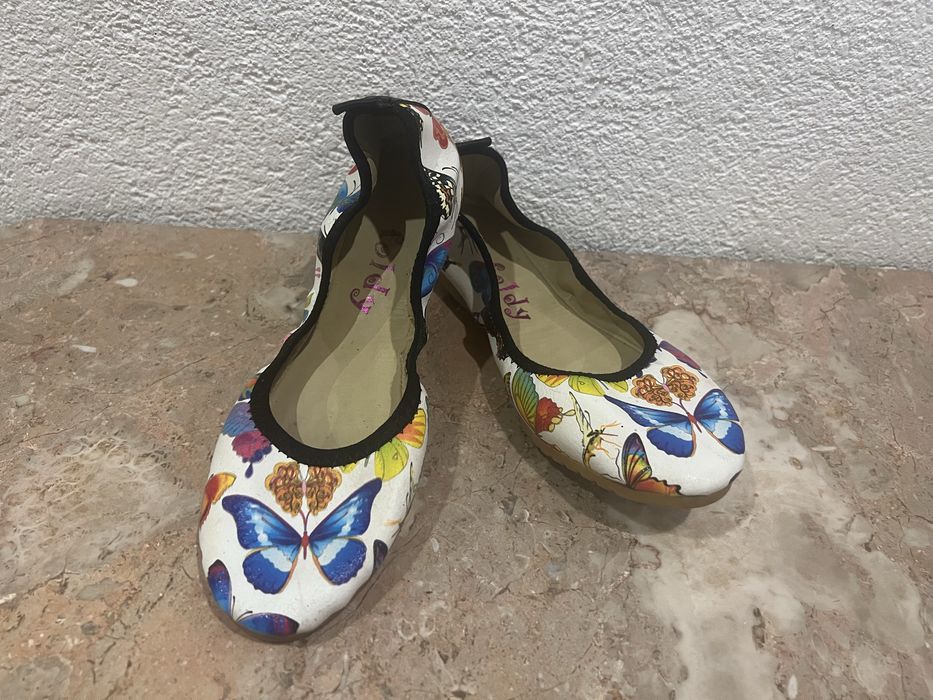 Sabrina Foldy com padrão de borboletas