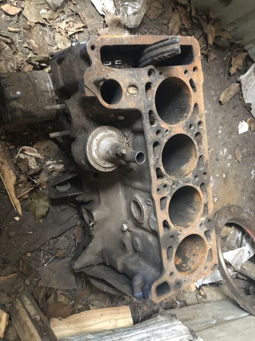 Продам блок з колінвалом поршнями під ремонт