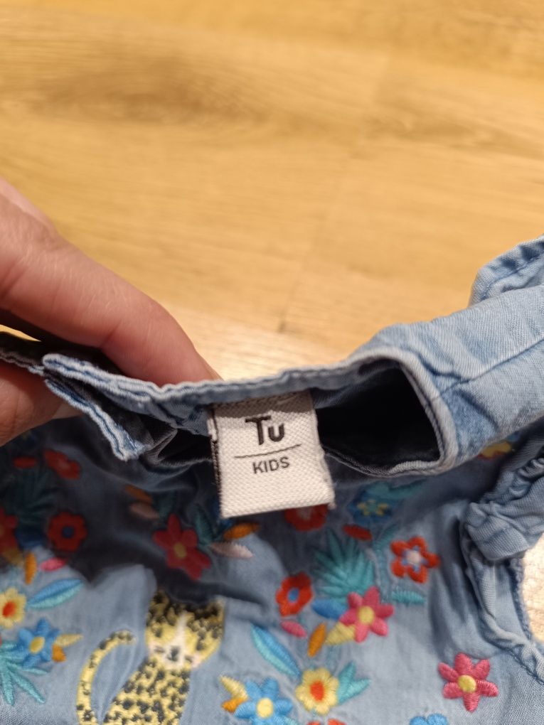 Niebieska sukienka 9-12 miesięcy 74-80 cm TU z haftowanym motywem kwia