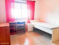 Quartos em apartamento T4 (S. Martinho do Bispo)