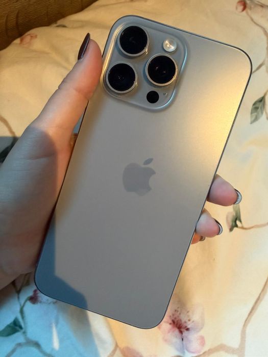 Iphone 15 Pro Max em Cinza - 256 GB