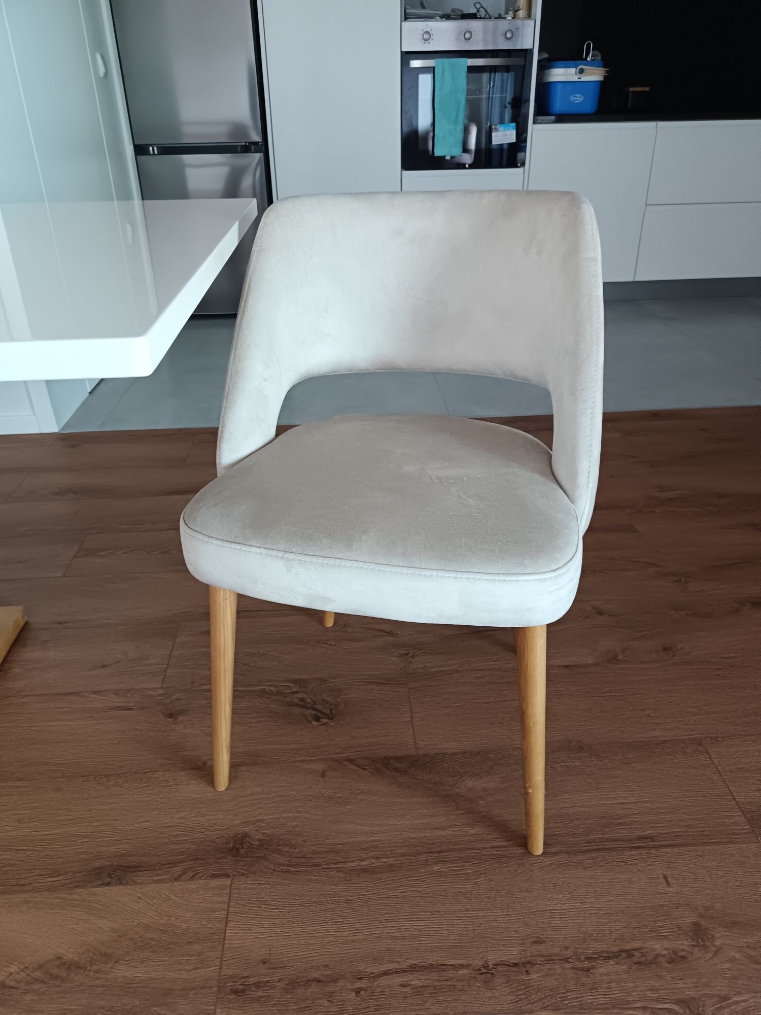 Mesa com 6 cadeiras em bom estado