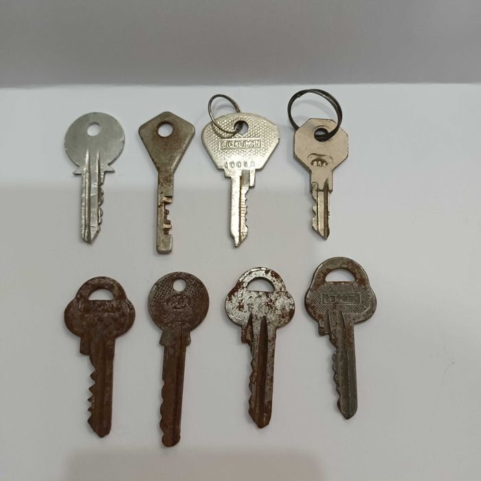 Ключи разные от дверей замков