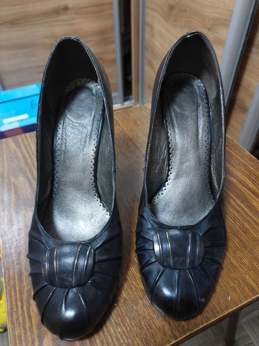 Отдам даром женскую обувь