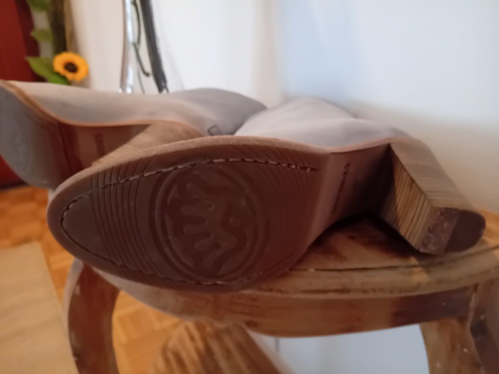 Bota em pele ,cor cinzento