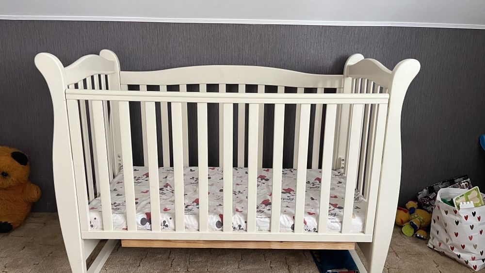 Дитяче ліжечко кроватка