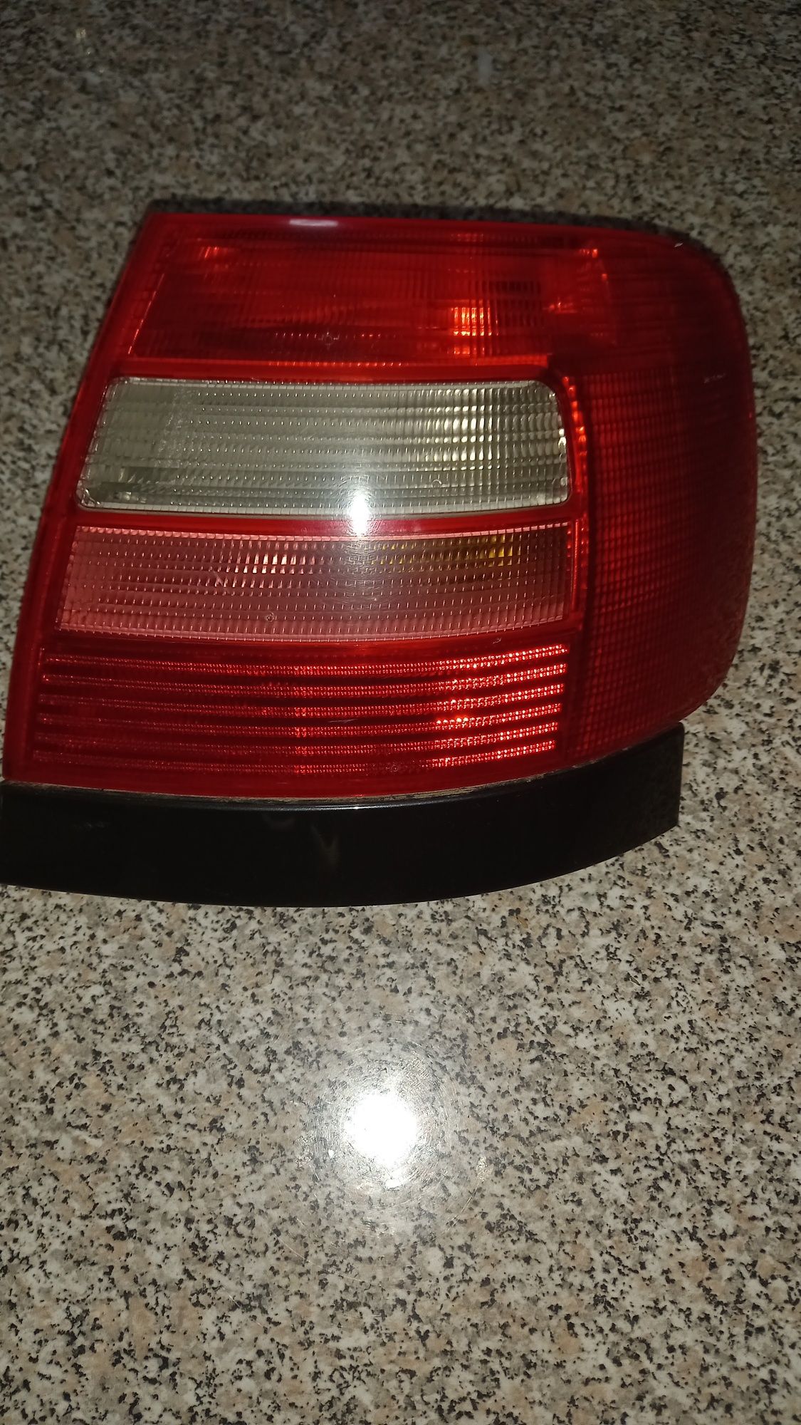 Vendo farol traseiro lado direito Audi A4 1996