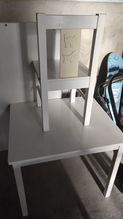 Mesa e cadeira de criança