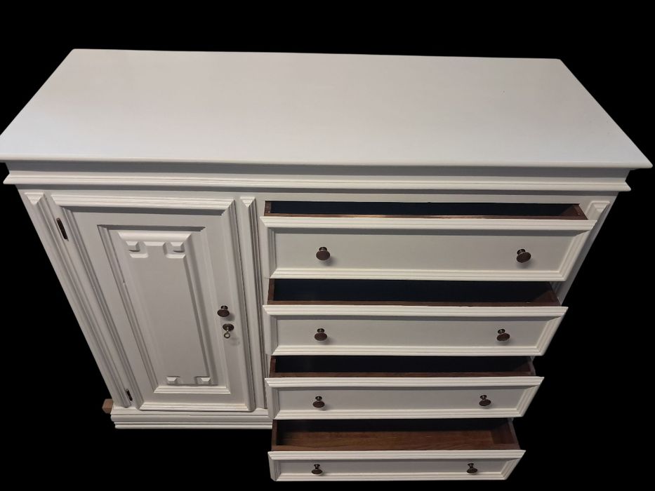 Móvel em madeira branco em excelente estado