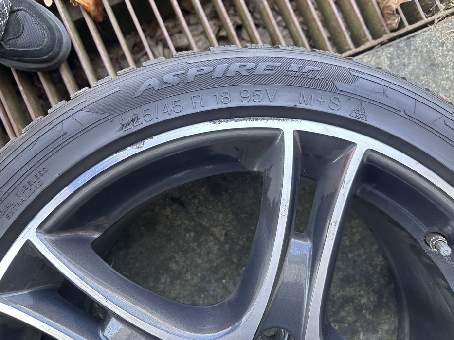 Felgi aluminiowe do bmw  z oponami zimowymi 18